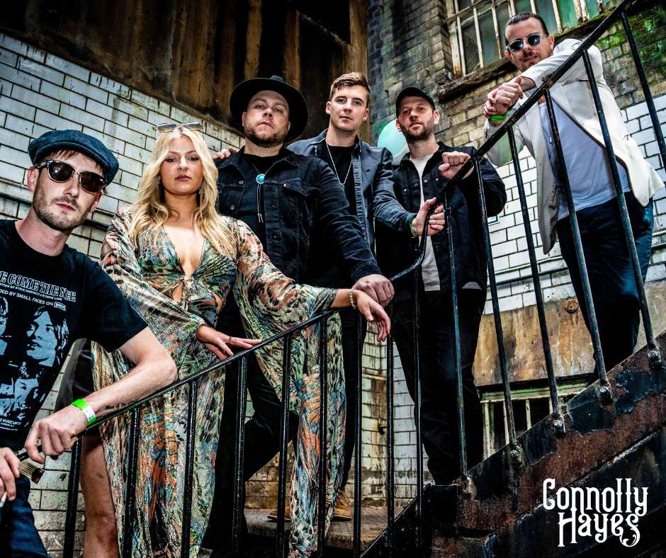 „Connolly Hayes“, nominiert für den UK Blues Awards 2024 als UK Emerging Act of The Year, besteht aus Jess Hayes, Frankie Connolly, Richard Clarke, Beau Barnard, Joe Mac und Andy Wilder. 6 langjährige Freunde, die landesweit und darüber hinaus eine sorgfältig zusammengestellte Mischung aus Blues/Rock/Soul spielen.