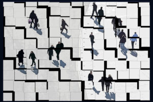 Abstrakte Fotocollage mit Menschen aus der Vogelperspektive und geometrischen Bildfeldern – experimentelle Fotografie von Arnd Rödiger